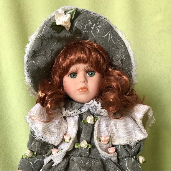 Porcelain Doll. Pretty hair, face, real eyelashes, 11” - Picture 4 of 9